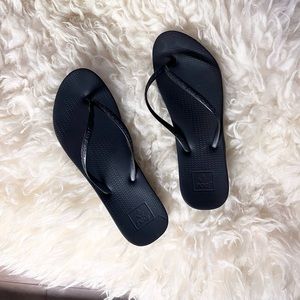 FREE WITH PURCHASE - BLACK REEF FLIP FLOPS - SIZE 7